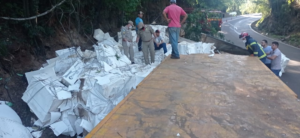 Motorista perde controle, carga cai de carreta e mata ciclista na PR 487