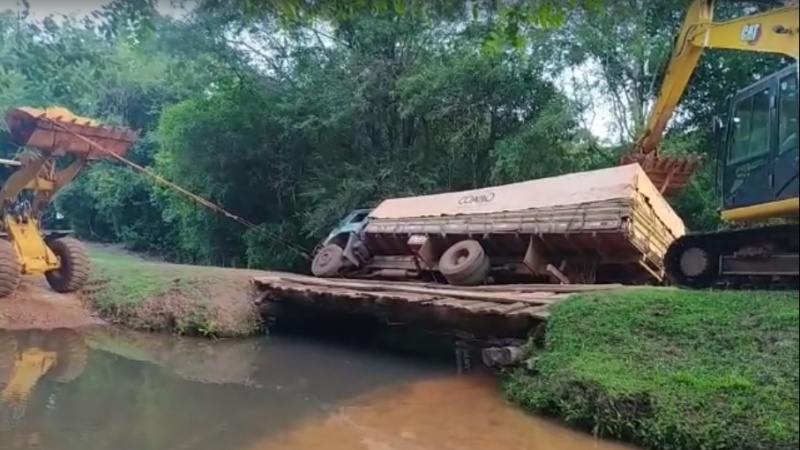 Caminhão tomba após ponte não resistir entre Nova Cantu e Roncador