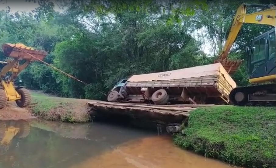 Caminhão tomba após ponte não resistir entre Nova Cantu e Roncador