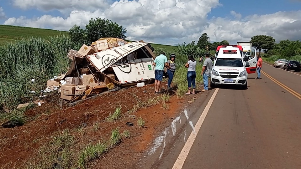 Motorista morre após caminhão tombar na PR 465