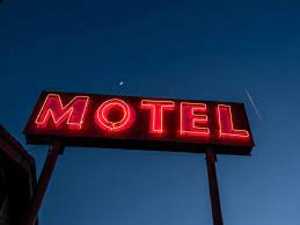 Funcionário é encontrado em motel com travesti após sumir com carro e cartão de crédito do patrão
