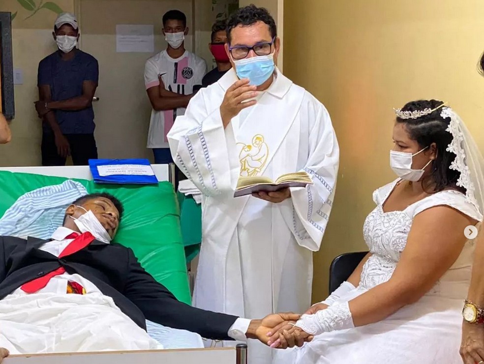 Noivo sofre acidente um dia antes do casamento e noiva leva cerimônia para dentro do hospital, no Pará