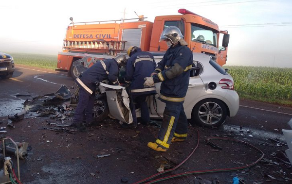 Mulher fica presa nas ferragens em acidente na BR 369 em Ubiratã