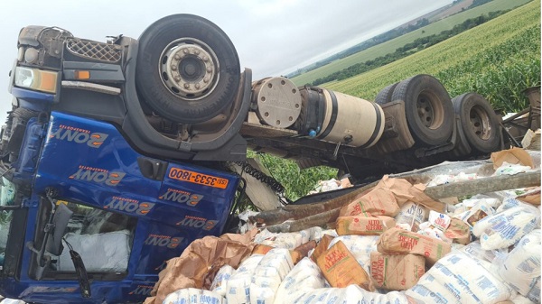 BR 369: Carreta carregada de açúcar tomba e deixa motorista ferido
