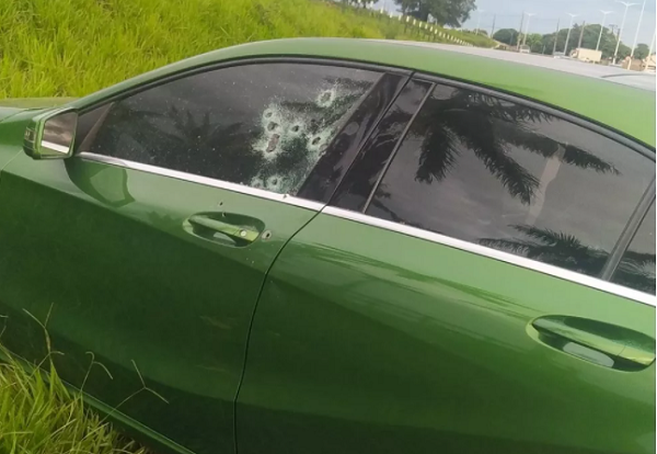 Homem é morto e mulher fica ferida após carro ser alvo de tiros em Umuarama