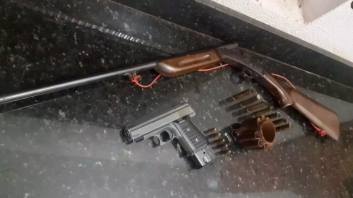 Homem agride e usa armas para ameaçar companheira dentro de casa em Londrina
