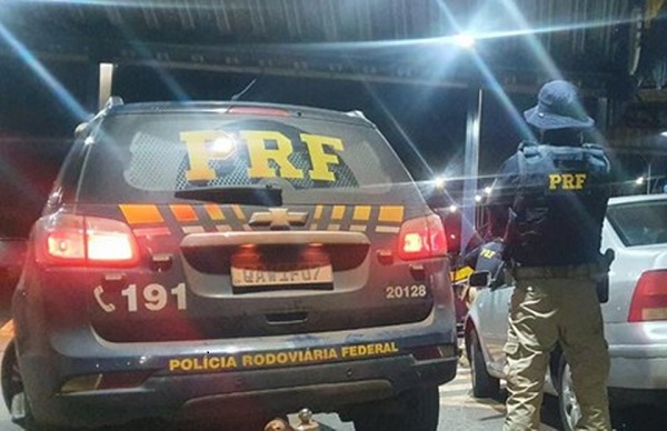 Mulher é presa pela PRF em Ubiratã com uma pistola 9 mm e dois mandados de prisão