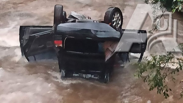 Carro com pai e criança é levado por rio no interior de Toledo