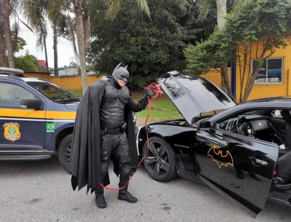 Batmóvel estraga e Batman pede ajuda para a PRF na BR 101