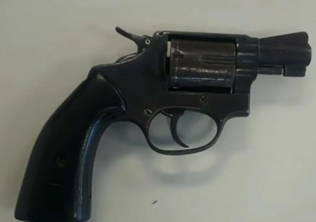 Adolescente de 14 anos é flagrado com arma de fogo em escola de Cascavel