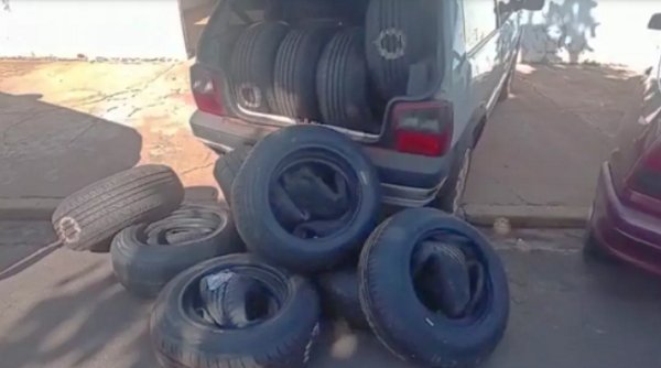 PM apreende Fiat Uno e Kadett, cada um carregado com mais de 50 pneus de carro contrabandeados