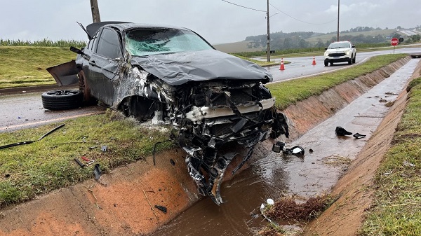 Carro “Voa” por cima de guard rail, bate em barranco e pega fogo na BR 369