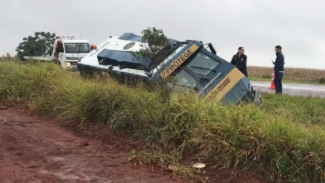 Carro-forte sai de pista e tomba na BR 369