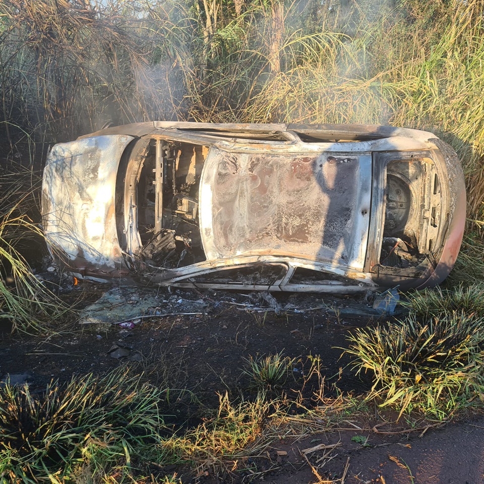 Motorista perde controle, sai da pista e carro pega fogo na rodovia PR-487