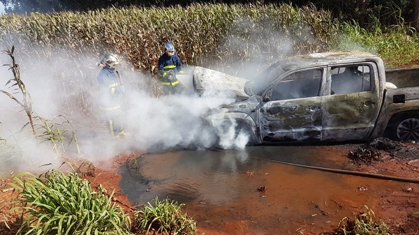 Amarok é consumida por fogo em Cafelândia