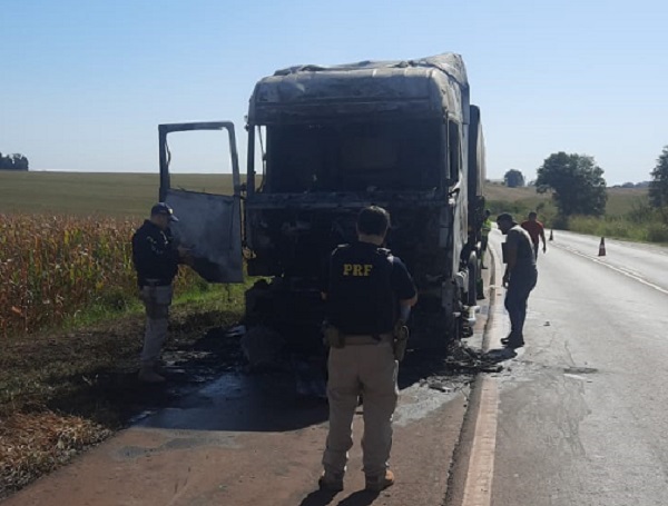 Scania fica destruída em incêndio na BR 369