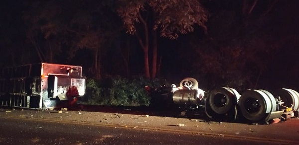 Dois ficam feridos em tombamento de carreta na BR 369