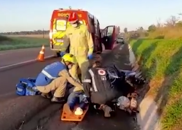 Motociclista e passageira ficam feridos em acidente na BR 369