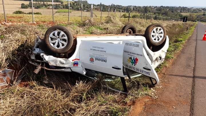 Veículo da Secretaria de Saúde de Campina da Lagoa capota após motorista perder o controle