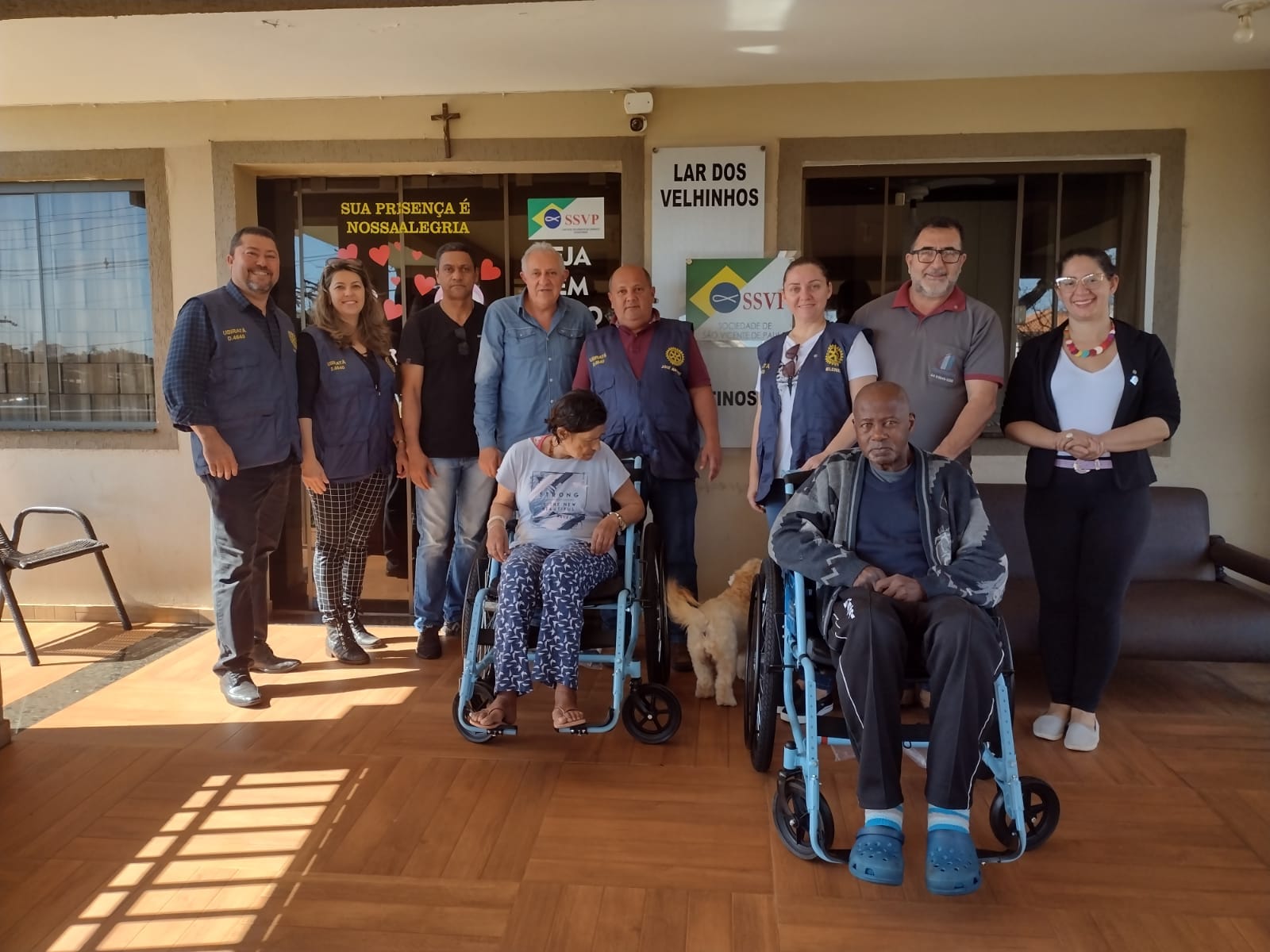 Rotary Club de Ubiratã entrega cadeiras de rodas para o Lar dos Velhinhos