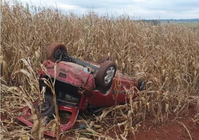 Motorista perde controle de veículo e capota em Nova Aurora