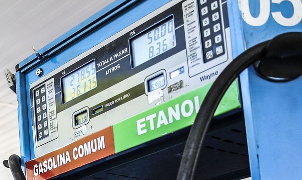 Gasolina sobe na primeira metade do mês e vai a R$ 5,40, aponta levantamento
