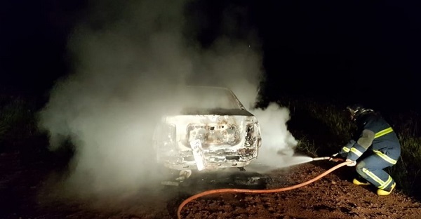 Veículo fica destruído após pegar fogo em Braganey