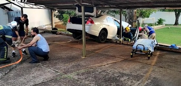 Mãe confunde marchas, atropela o próprio filho e criança fica presa embaixo do carro em Cascavel