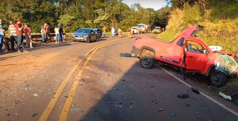 Colisão entre Fiat Strada e Caminhão mata duas pessoas na Rodovia Vassílio Boiko