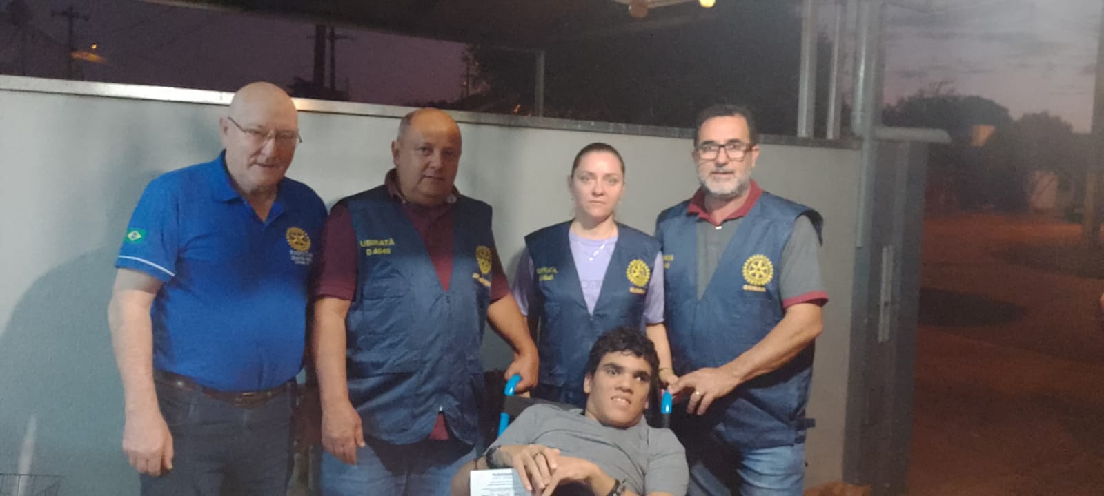 Rotary Club de Ubiratã entrega 4 cadeiras de rodas para estudantes da APAE