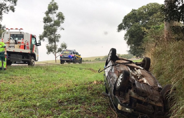 Dois ficam feridos após carro capotar na BR 369