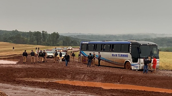 Bandidos roubam ônibus de turismo na BR 369; policiais fecham o cerco, prendem assaltantes e resgatam vítimas
