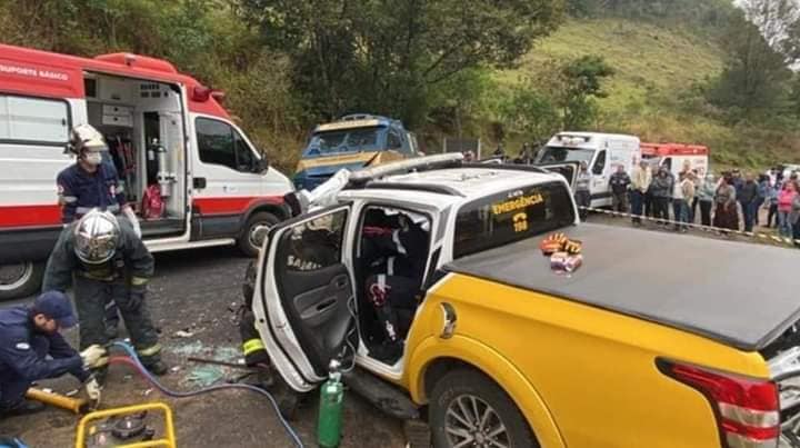 Policial fica preso as ferragens em colisão envolvendo viatura e carro-forte no Paraná