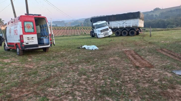 Motorista morre atropelado pelo próprio caminhão no Paraná