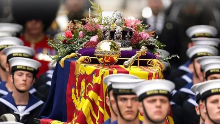 Cortejo funeral da rainha Elizabeth II começa; monarca será enterrada às 15h30