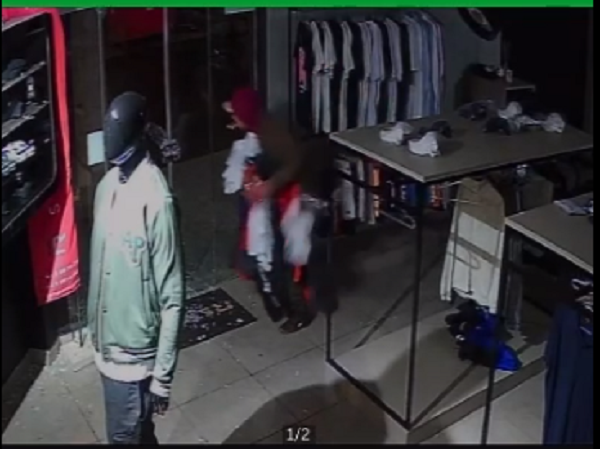 Câmera interna de loja mostra ação de ladrão dentro do estabelecimento em Ubiratã