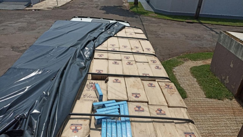 Denuncia leva Policia Militar a caminhão carregado de cigarros contrabandeados em Ubiratã