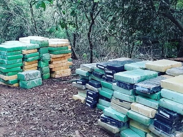 Polícia apreende 5 toneladas de maconha em um tipo de bunker em meio a mata na região de Umuarama