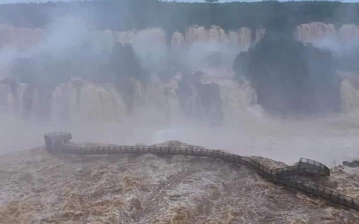 Turista sobe na grade de proteção, cai e desaparece nas Cataratas do Iguaçu