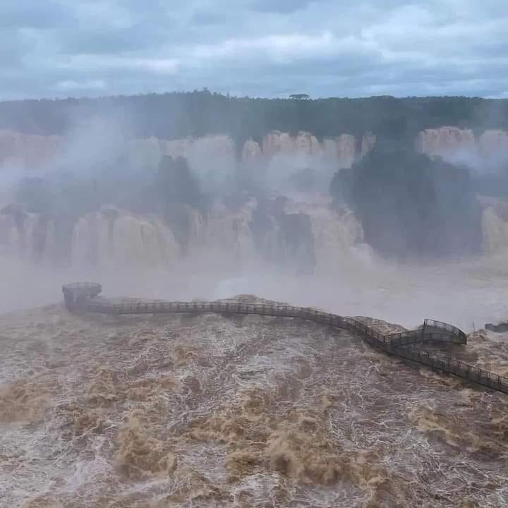 Turista sobe na grade de proteção, cai e desaparece nas Cataratas do Iguaçu