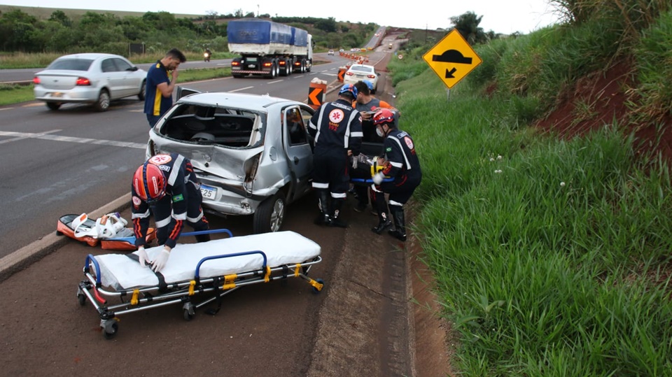 Mulher fica ferida ao reduz velocidade em quebra-molas e carro ser atingido na traseira