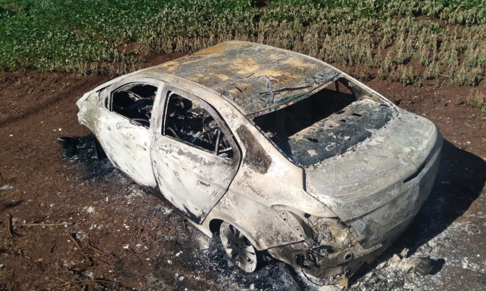 Homem é assaltado e amarrado após marcar encontro com mulher pela internet em Ubiratã; o veículo foi encontrado queimado