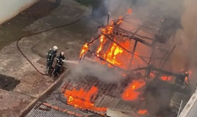 Mulher morre e outras três pessoas ficam em estado grave após incêndio em residência em Maringá