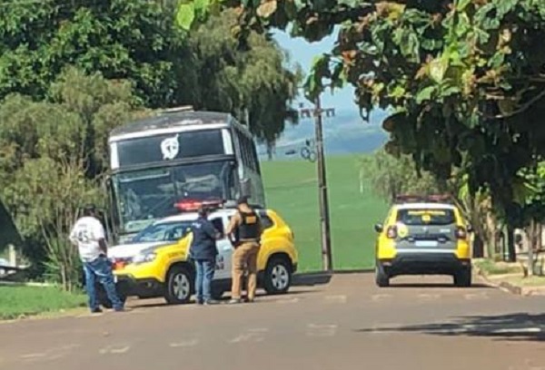 Após tentativa de assalto, ônibus é apreendido com diversos tiros e com mercadorias contrabandeadas em Ubiratã