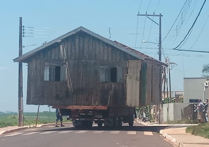 Casa transportada em caminhão de Nova Aurora para Quarto Centenário chama atenção de motoristas e moradores