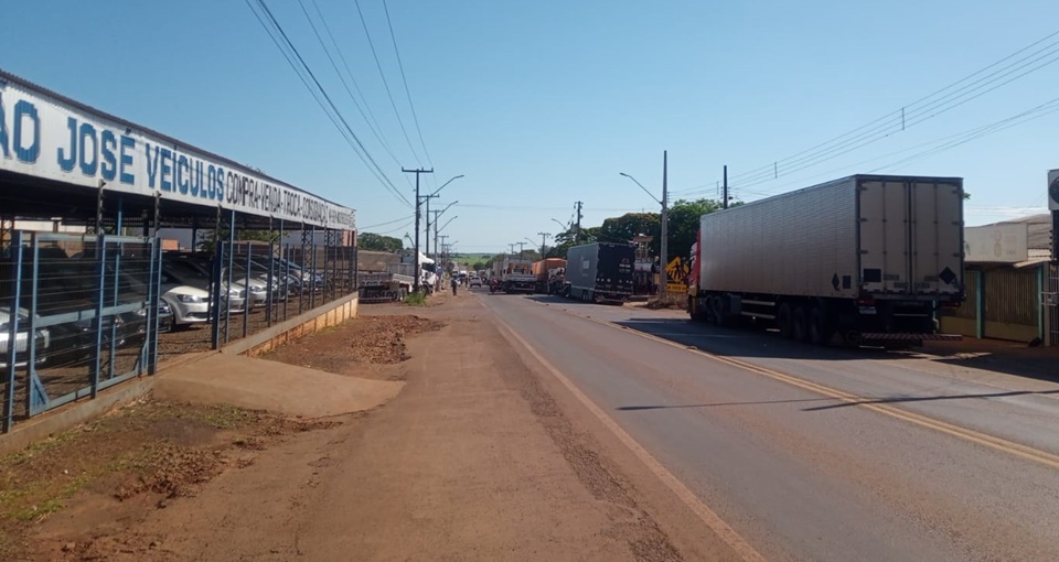 Rodovias voltam a ser interditadas por caminhoneiros na região