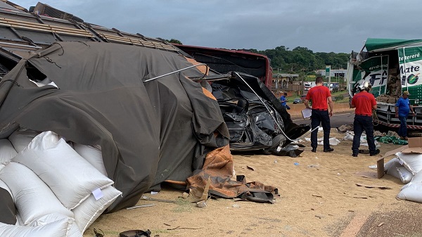 Caminhão tomba em cima de carro em grave acidente na BR 369