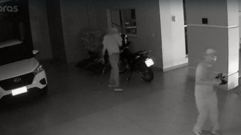 Veja os vídeos da ação: Dois roubam veículo de dentro de residência em Ubiratã