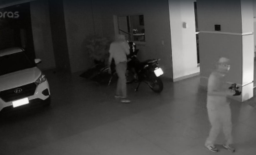 Veja os vídeos da ação: Dois roubam veículo de dentro de residência em Ubiratã