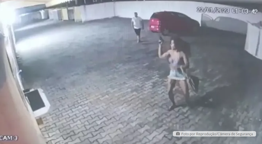 Vídeo: travesti dá voadora em PM e pega a arma dele em motel, no PR